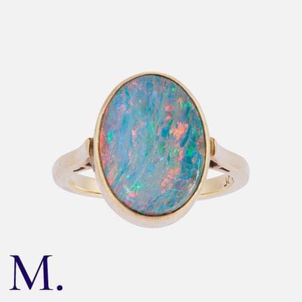 Une bague en or jaune sertie d'une opale ovale.  L