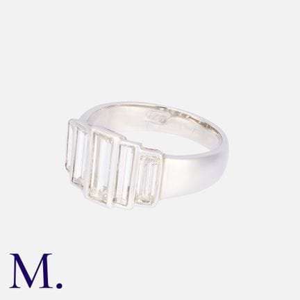 Une bague originale à cinq diamants en platine, se