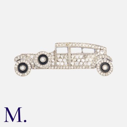 Une broche en argent en forme de voiture, sertie d