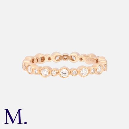 Une bague « Eternity » en or rose 18 carats, serti