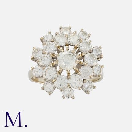 Bague en or blanc sertie d'un groupe de diamants t