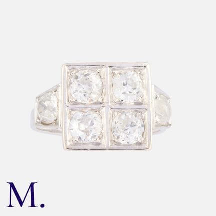 Bague en or blanc sertie de quatre diamants de tai