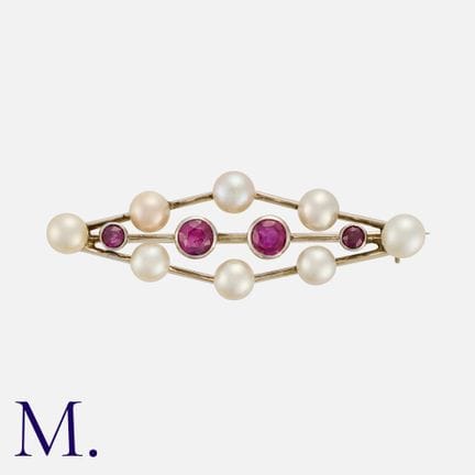 Broche en or blanc ornée de rubis et de perles, de