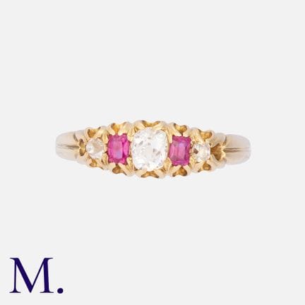 Bague ancienne à cinq pierres, en or jaune, sertie
