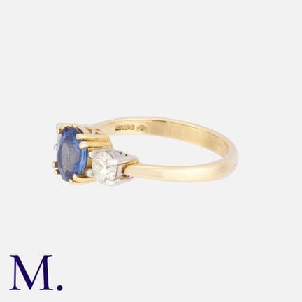 Bague à trois pierres en saphir et diamants, en or
