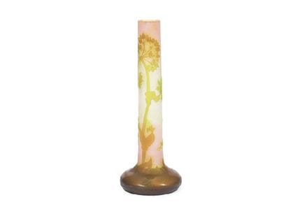 GALLE, Vase mit Doldenmotiv, H 33,8 cm, Kameoglas,