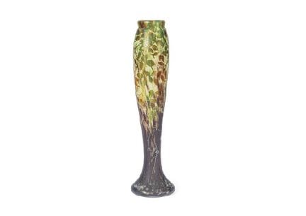 DAUM FRERES, Vase mit Hagebuttenmotiv, H 69,1 cm, 