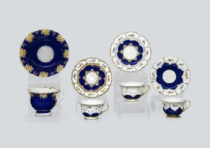 MEISSEN (lot de 4), tasses et soucoupes diverses à