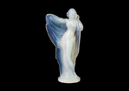 SABINO, Frau, H 19,2 cm, opaleszierendes Glas, auf