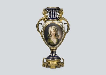 UNBEKANNTER TÖPFER, Porträtvase, H 60,3 cm