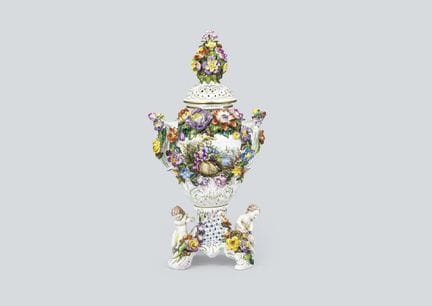 DRESDEN, Vase mit Deckel, H 49 cm, auf der Unterse