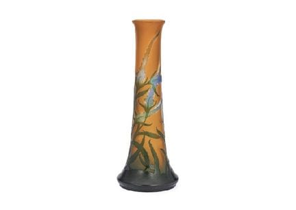 GALLE, Vaso con motivo di lupini, H 46,5 cm, vetro