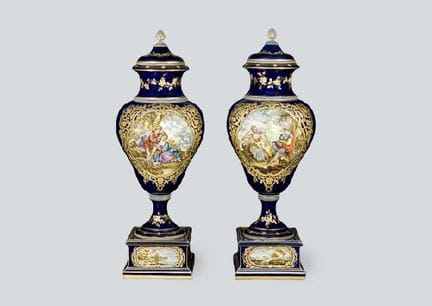 SEVRES-STIL, Kobaltblaue Vase mit Deckel (Paar), H