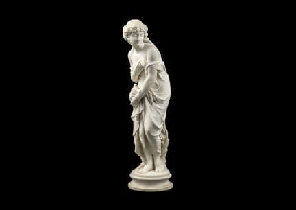 UNBEKANNT, Frau mit Taube, Marmor, H 105,8 cm, an 