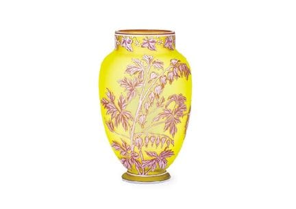 THOMAS WEBB, Vaso, H 24,4 cm, vetro a cammeo, inci