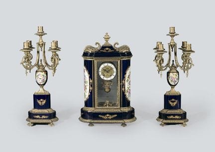 IM SEVRES-STIL, Kaminuhr und Kerzenständer aus Kob