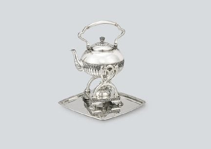 TIFFANY &amp; CO., Silberkessel und Tablett (2er-S