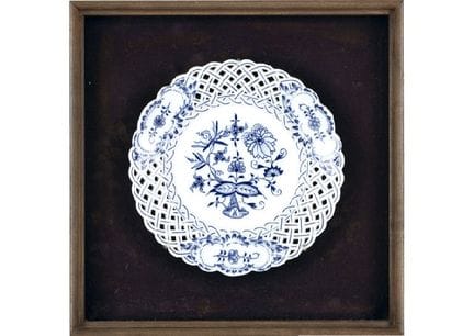 迈森，蓝色洋葱纹穿孔盘，直径24.5厘米，底部及图案处均有标记，带画框。*未拆框检查。