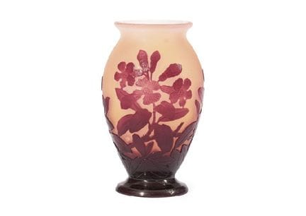 GALLE, Vase mit Blumenmotiv, H 13,8 cm, Kameoglas,