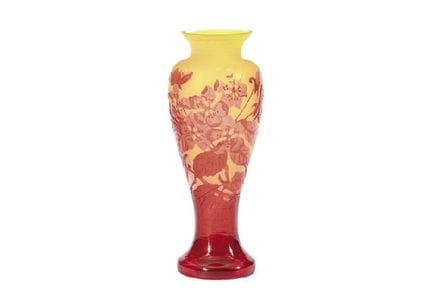GALLE, Vase mit Blumenmotiv, H 15,1 cm, Kameoglas,