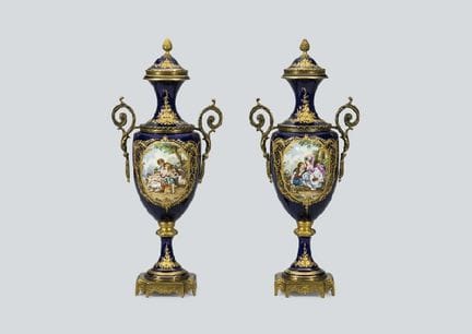SEVRES-STIL, Kobaltblaue Vase mit Deckel (Paar), H
