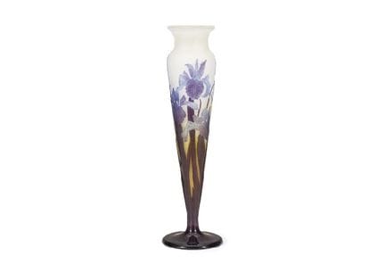 GALLE, Vase mit Iris-Motiv, H 42,1 cm, Kameoglas, 