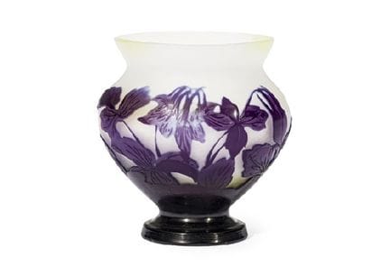 GALLE, Vase mit Akelei-Motiv, H 9,1 cm, Kameoglas,