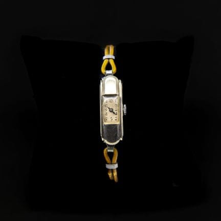 Reloj de pulsera de señora con caja rectangular de