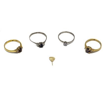 Cuatro anillos de metal dorado y plateado adornado