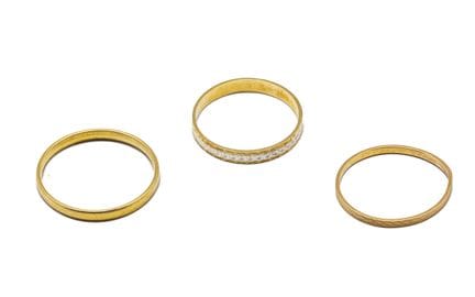 Tres alianzas de oro amarillo (18K/750), lisas o c