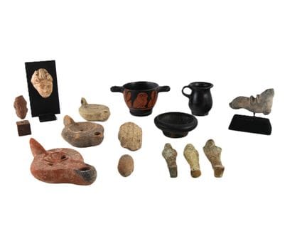 Insieme di reperti archeologici in terracotta comp