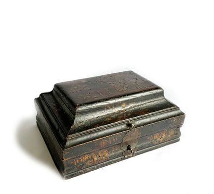 Scatola per parrucche in legno con decorazioni lac