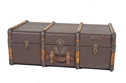 Maleta de viaje, de tela recubierta y madera, con 