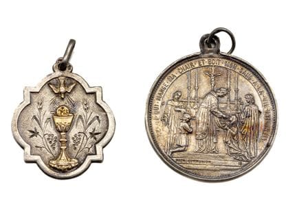 Dos medallas de plata que incluyen: 
- 1 medalla d