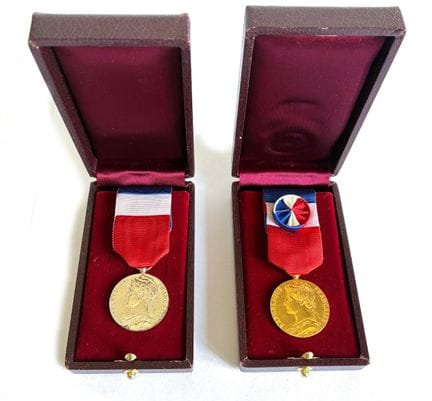 Dos medallas «de Honor al Trabajo», una de plata (