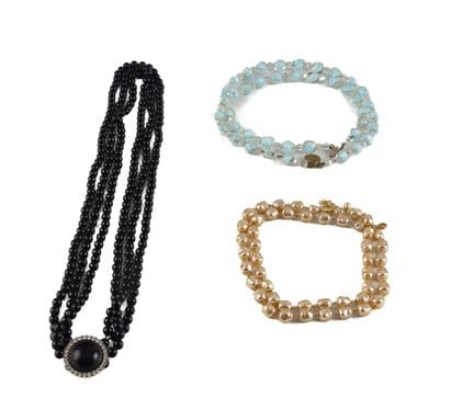 Tres collares de cuentas de resina de color rosa, 