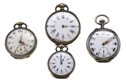 Conjunto de tres relojes de bolsillo y un reloj de
