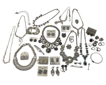 Importante lote de bisutería con pedrería que incl
