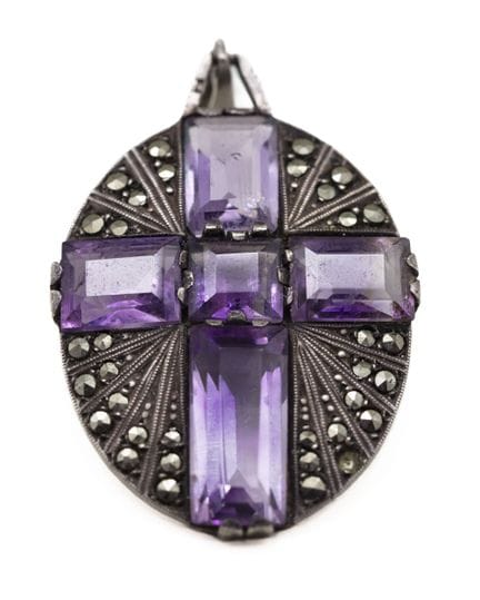 Colgante de plata de forma ovalada que forma una c