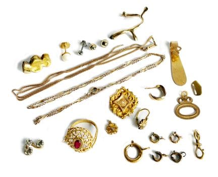 Conjunto compuesto por joyas estropeadas o sueltas