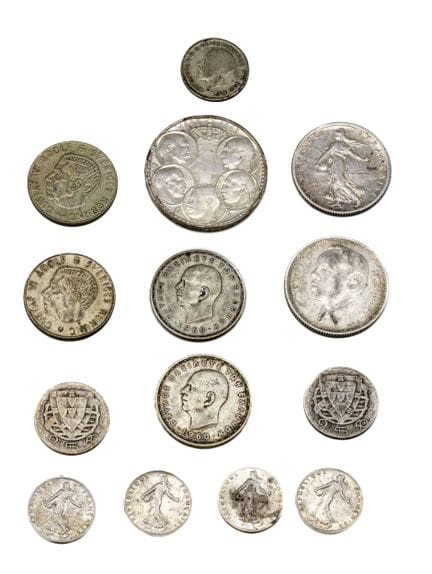 Lote de monedas sueltas de plata compuesto por: 
-
