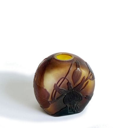 GALLE
Piccolo vaso di forma sferica con fianchi pi