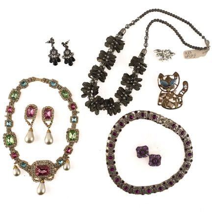 Lote de bisutería compuesto por broches, collares,