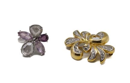 SWAROVSKI y otros
Tres joyas de metal dorado y pla