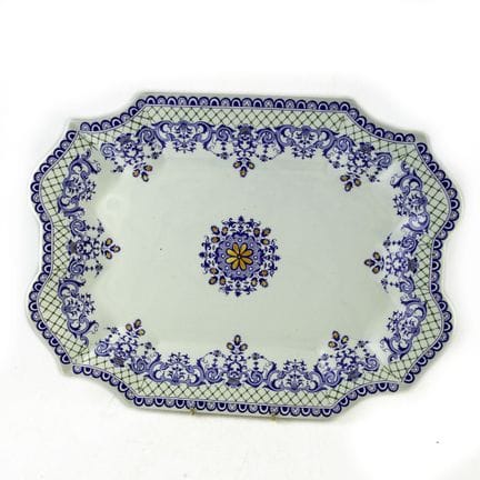 GIEN, Francia 
Plato de loza con bordes ondulados 
