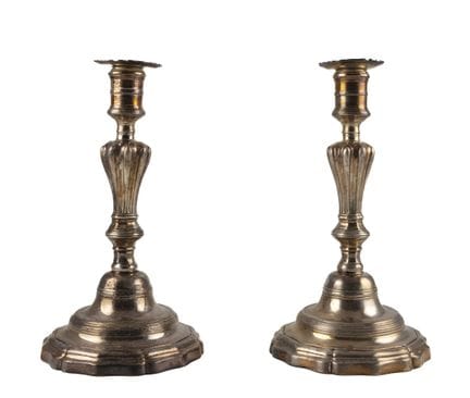 Par de candelabros de metal plateado con forma rec