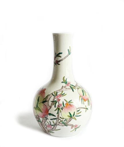 CINA
Vaso in porcellana a forma di bottiglia con d