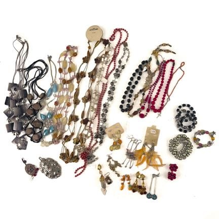 Importante lote de bisutería que incluye pulseras,