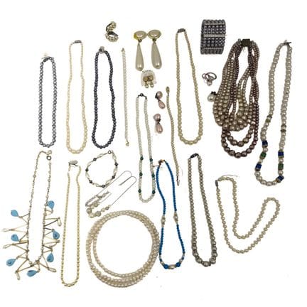 Gran lote de collares, pulseras, pendientes de aro
