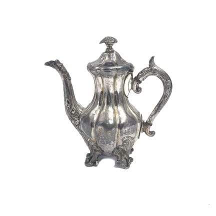 JAMES DIXON &amp; SONS
Tetera plateada con decorac